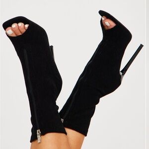 FASHION NOVA Sammi ankle booties
*Coduroy Material